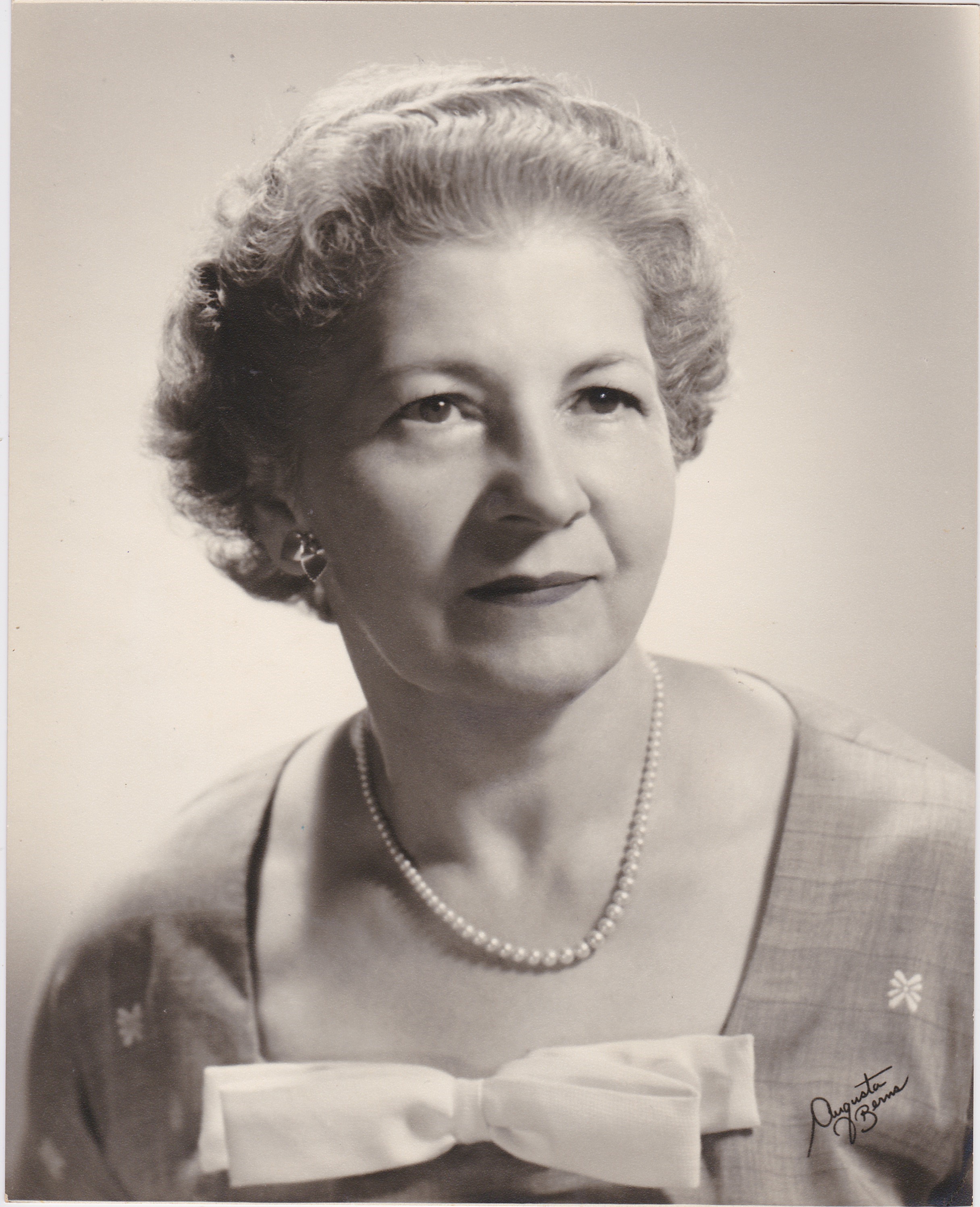 Helen L Stowe